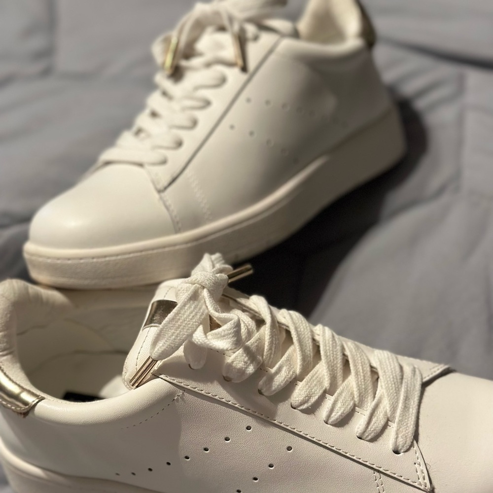 Worn once size 8.5 White House black market